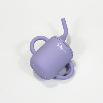 Bögre kiömlésgátló fedéllel és szívószállal Levendula színben